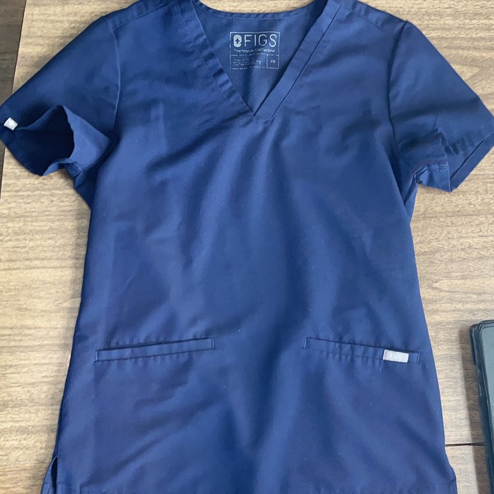 Figs XS Casma 3-pocket scrub top Navy